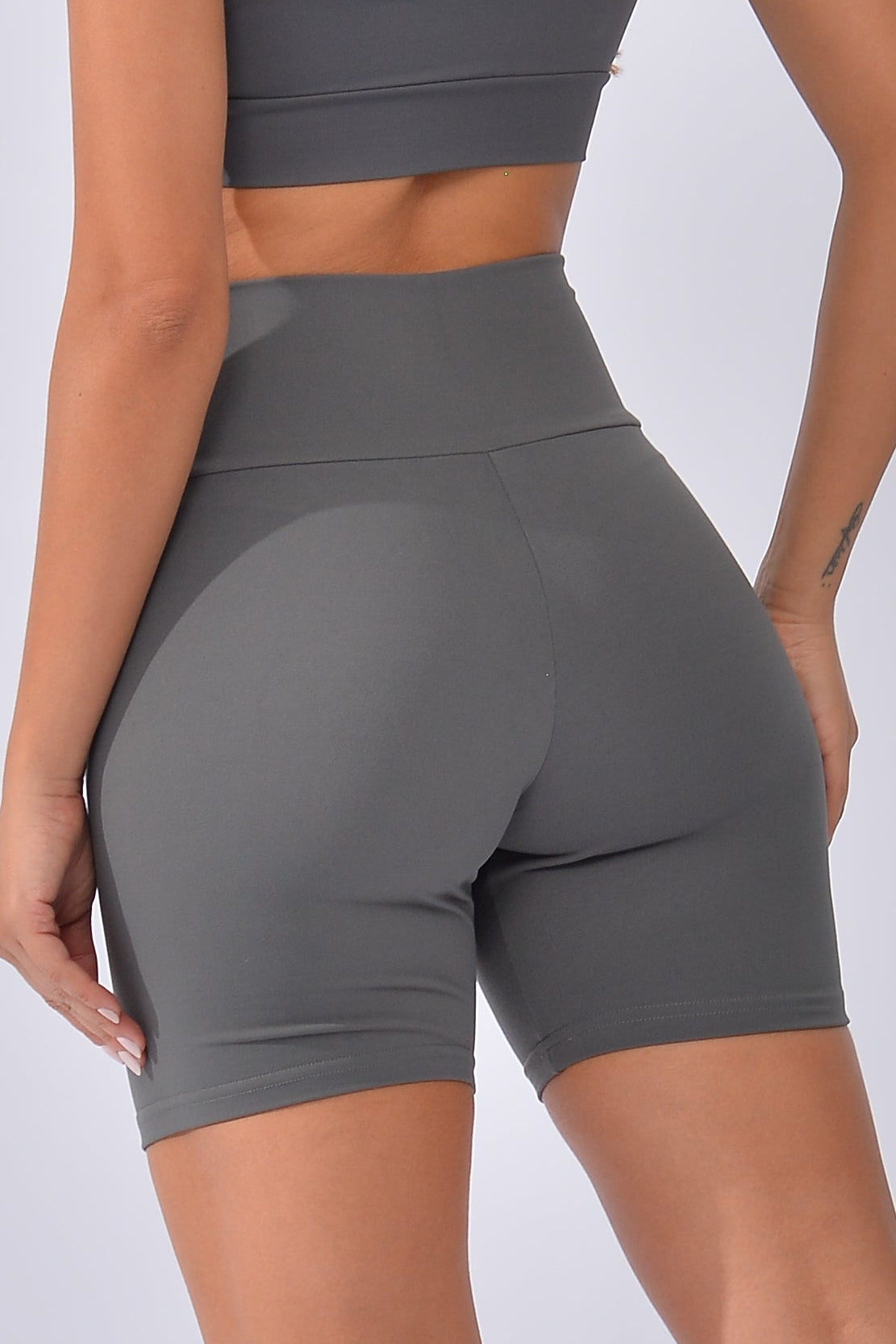 Bermuda Fitness Poliamida Lisa Cinza Básica