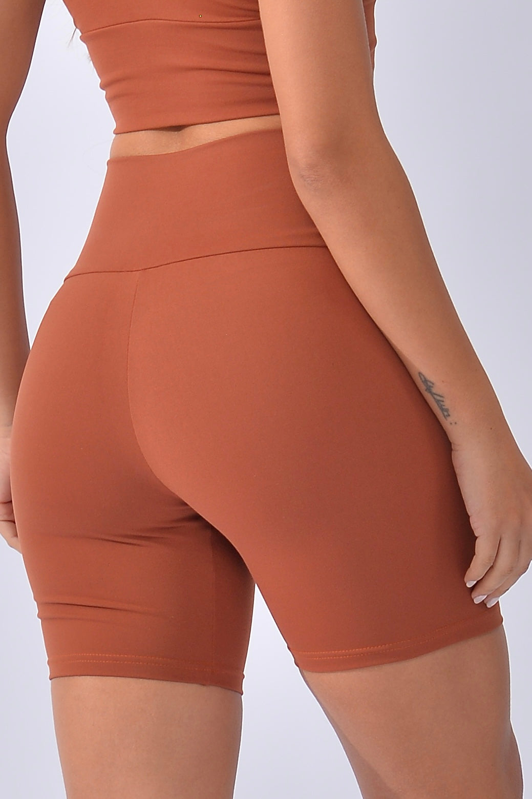 Bermuda Fitness Poliamida Lisa Marrom Básica