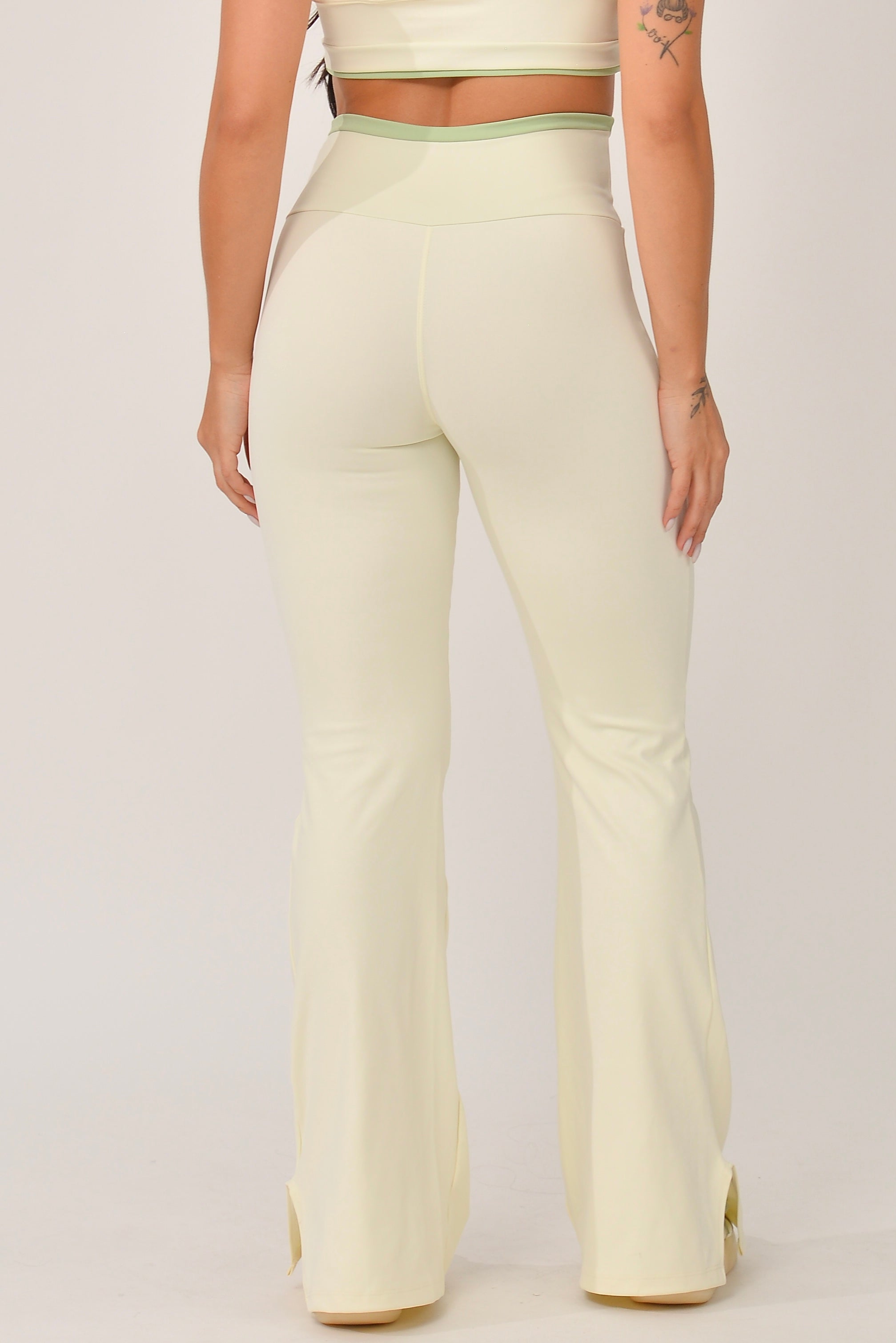 Calça Flare Cintura Alta Off White JuPxt
