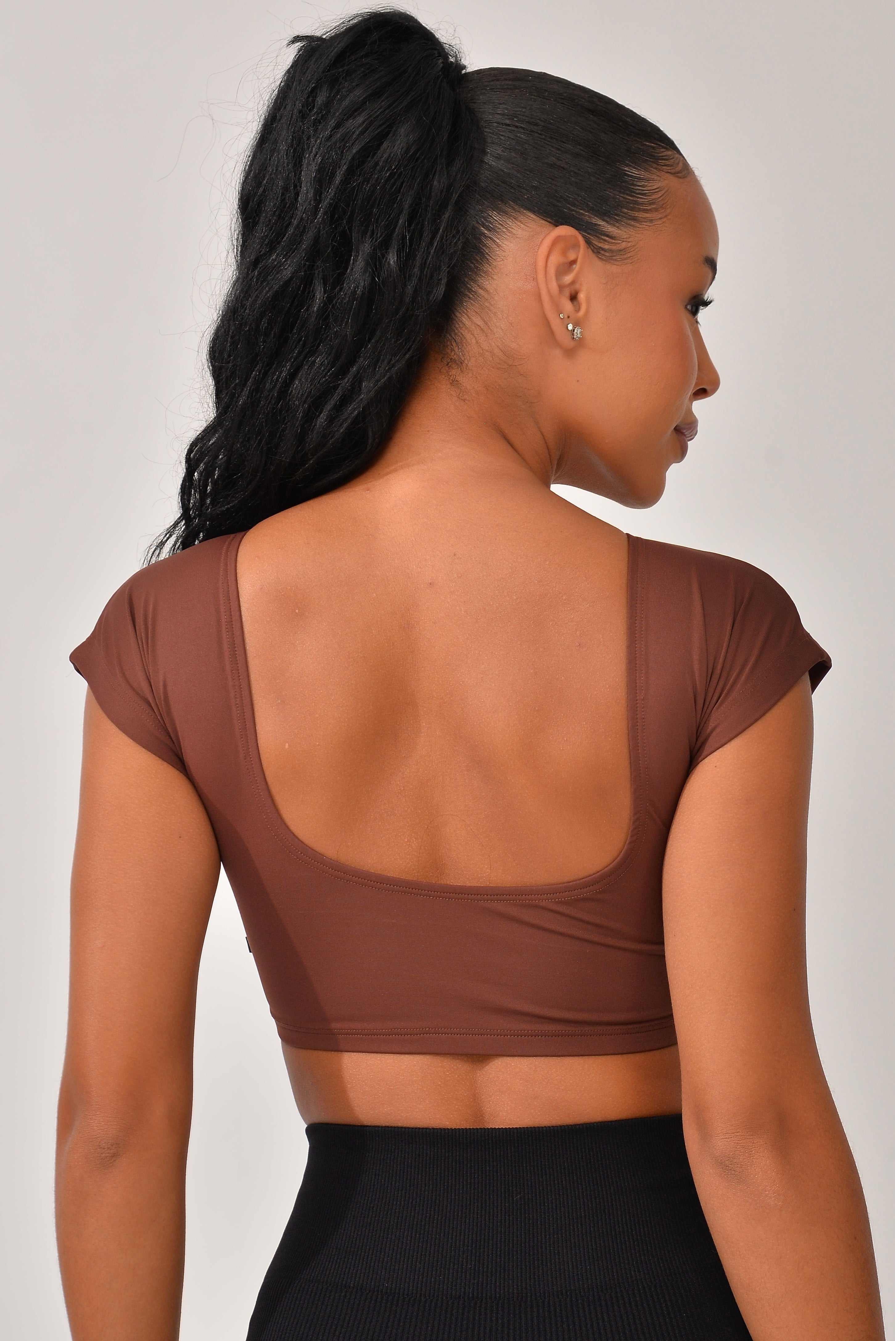 Top Cropped Fitness Com Manga Marrom