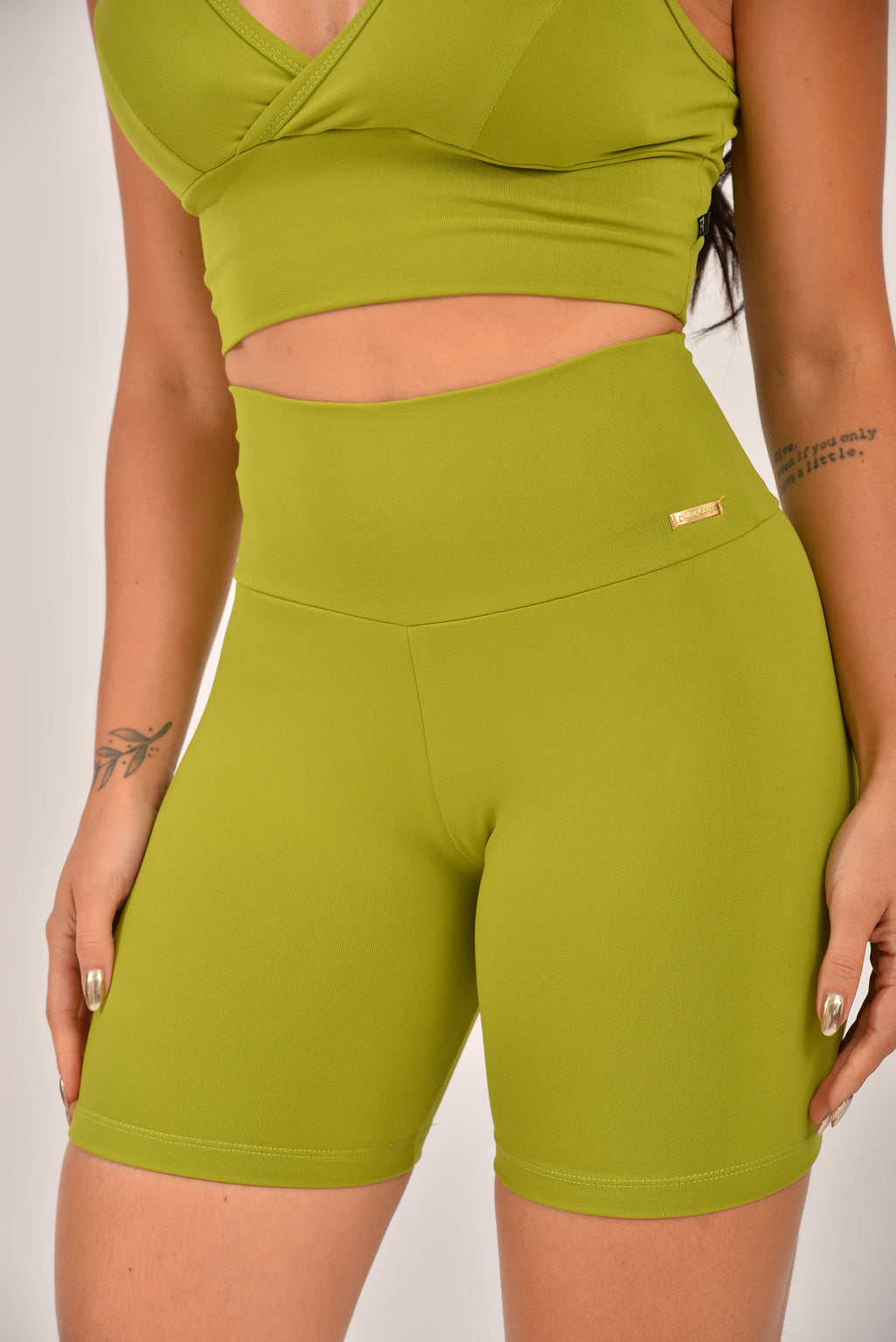 Bermuda Fitness Poliamida Lisa Verde Básica