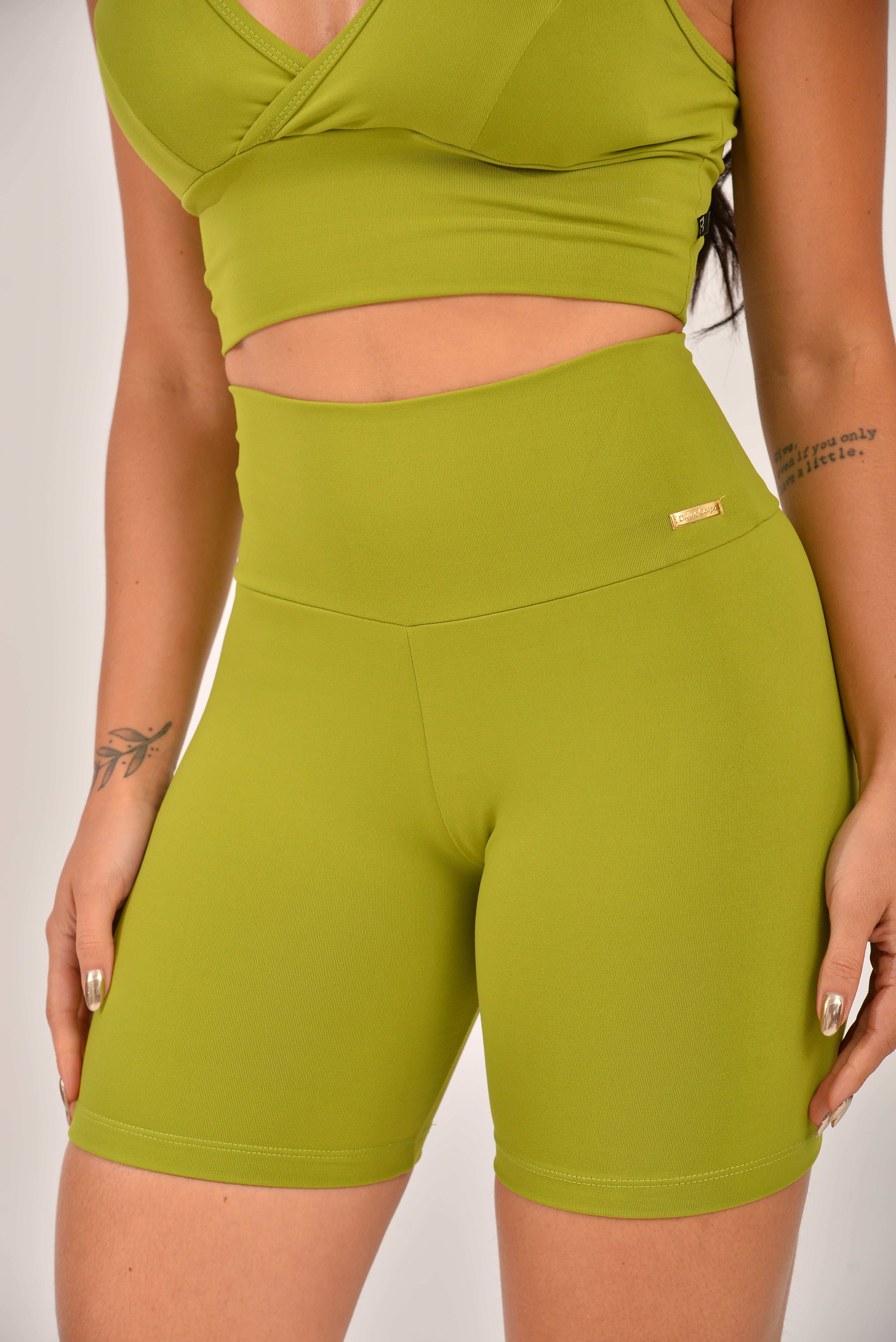 Bermuda Fitness Poliamida Lisa Verde Básica